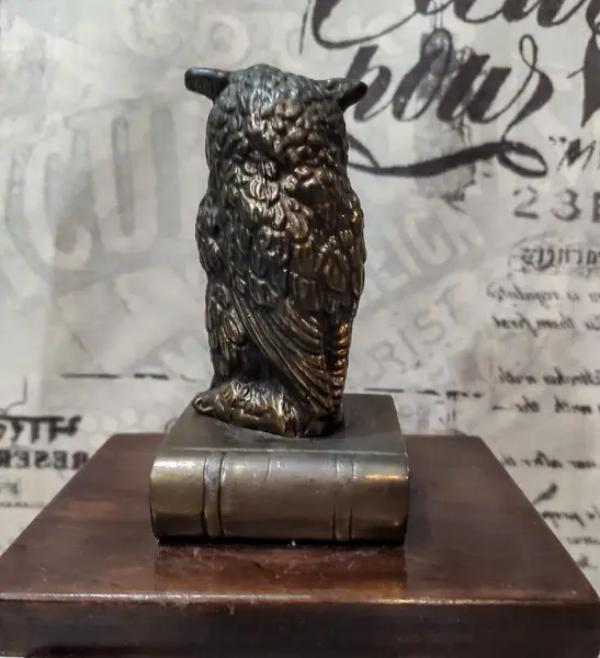 Foto de um(a) Coruja Bronze Anos 80, da categoria de Escultura. Coruja em broze com base em imbuia. A: 12,7 cm / L: 5,6 cm / P: 5,6 cm Base: 12,5 x 10 x 1,5 cm Peso: 521 g. Mostrado de uma perspectiva diferente. Vendido no marketplace Trésors.