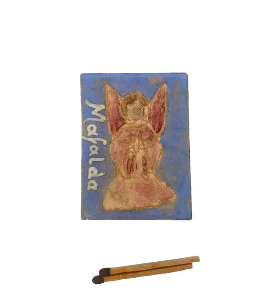 Foto de um(a) Caixa de fósforo e porcelana, da categoria de Outros colecionáveis. Caixa de fósforos com placa de porcelana com pintura de anjo. De uma extinta loja de bolsas de São Paulo, chamada “Mafalda”. Vendido no marketplace Trésors.