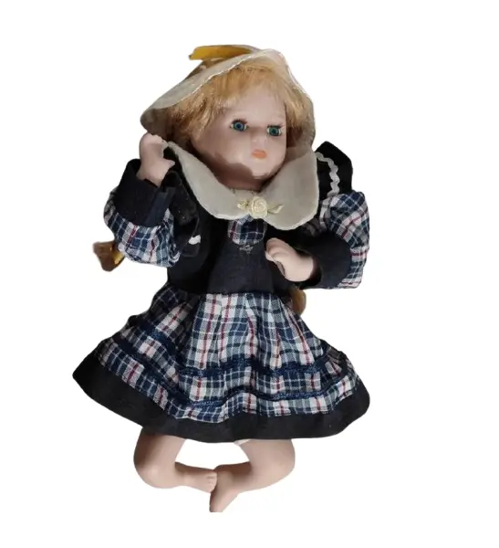 Foto de um(a) Bonequinha de Porcelana, Década de 2000, da categoria de Bonecas. Boneca de porcelana representando um bebê engatinhando, com rosto policromado, corpo em tecido e enchimento, chapéu de ráfia... Vendido no marketplace Trésors.