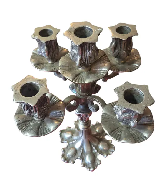 Foto de um(a) Candelabro em prata 90, da categoria de Castiçais. Eleve o nível das suas recepções com este magnífico candelabro em Prata 90. Com um banho de alta espessura e qualidade... Mostrado de uma perspectiva diferente. Vendido no marketplace Trésors.