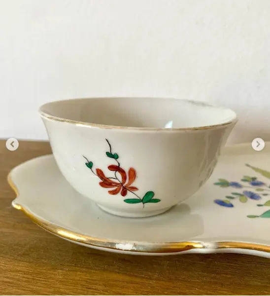 Foto de um(a) Xícara com bandeja, da categoria de Xícaras. Xícara com bandeja em porcelana. *Contém alguns desgastes no filete dourado e um trincado na alça, mas que nem comprometem... Mostrado de uma perspectiva diferente. Vendido no marketplace Trésors.