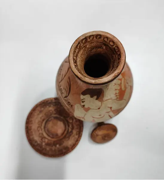 Foto de um(a) Moringa em Terracota, Ano 2000, da categoria de Garrafas, potes e jarros. Moringa em terracota pintada a mão com inspiração em achados arqueológicos do sec. ii, dc, retratando um anjo feminino.... Mostrado de uma perspectiva diferente. Vendido no marketplace Trésors.