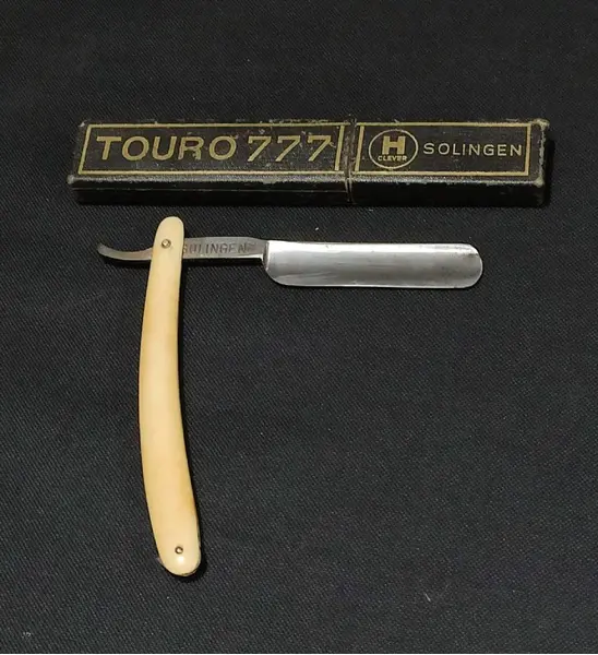 Foto de um(a) Barbearia Vintage anos 40 e 50, da categoria de Outros colecionáveis. Objetos de barbearia vintage: navalha touro 777 da solingen, 1940 barbeador gillette tech gold ball- end, 1946-1950 pincel... Mostrado de uma perspectiva diferente. Vendido no marketplace Trésors.