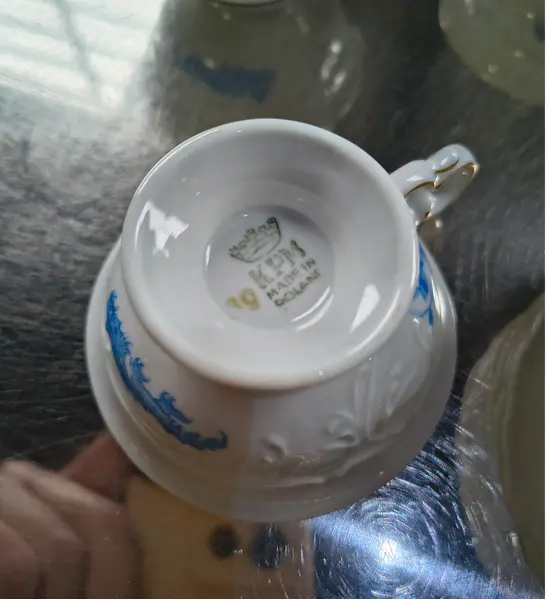 Foto de um(a) Jogo de Xícaras Antigo Porcelana Polonesa KPM - Padrão China Blau, da categoria de Conjuntos de café e chá. Raro e sofisticado conjunto antigo de xícaras de café/chá em legítima porcelana polonesa KPM. O modelo exibe o icônico... Mostrado de uma perspectiva diferente. Vendido no marketplace Trésors.