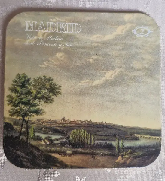 Foto de um(a) Conjunto de porta-copos fabricados na Espanha, da categoria de Porta-copos. Lindo conjunto com 6 porta-copos de madeira confeccionados em Barcelona, com fotos de pontos turísticos de Madri. Embalagem... Mostrado de uma perspectiva diferente. Vendido no marketplace Trésors.