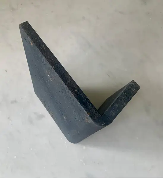 Foto de um(a) Amilcar de Castro escultura em aço dobrado anos 80, da categoria de Escultura. Amilcar de Castro, escultura em aço dobrado anos 80 medindo C 9 x L 17 x A 21cm. Mostrado de uma perspectiva diferente. Vendido no marketplace Trésors.