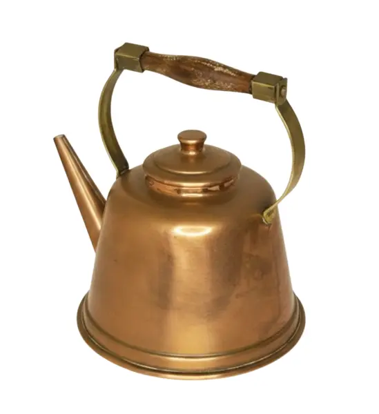 Foto de um(a) Chaleira de Cobre Antiga Com Alça de Madeira, da categoria de Panelas. Peça clássica de coleção com design atemporal, perfeita para decoração de cozinhas rústicas, espaços gourmet ou para uso em... Vendido no marketplace Trésors.