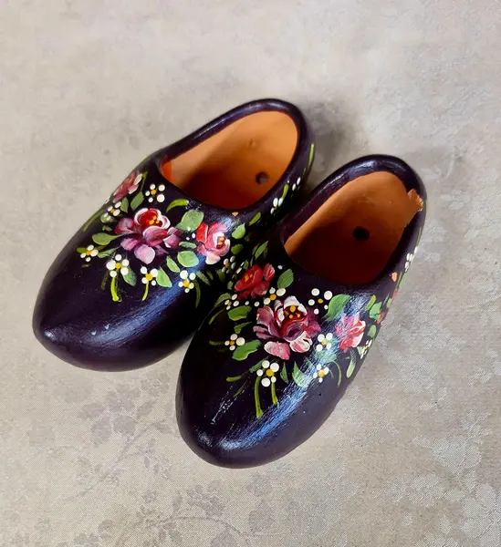 Foto de um(a) Par de tamancos holandeses pintados à mão, da categoria de Outros colecionáveis. Lindo par de tamancos holandeses, conhecidos como klompen, em cerâmica e pintados à mão. Já vem com furinho para pendurar na... Mostrado de uma perspectiva diferente. Vendido no marketplace Trésors.