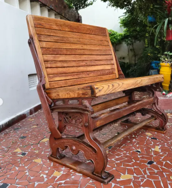 Foto de um(a) Raro Banco de bonde confeccionado em ferro fundido e madeira Carvalho, da categoria de Bancos. COLECIONISMO - Antigo e raro banco de bonde confeccionado em ferro fundido e madeira de Carvalho nobre ripada, manufatura... Mostrado de uma perspectiva diferente. Vendido no marketplace Trésors.