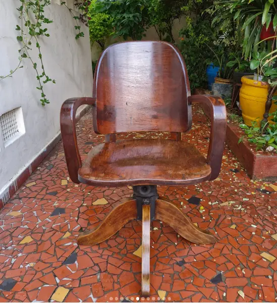 Foto de um(a) Cadeira xerife Móveis CIMO, da categoria de Cadeiras, bancos e banquetas. Esta é uma cadeira giratória vintage produzida pela renomada marca brasileira Móveis Cimo, comumente conhecida como modelo... Mostrado de uma perspectiva diferente. Vendido no marketplace Trésors.