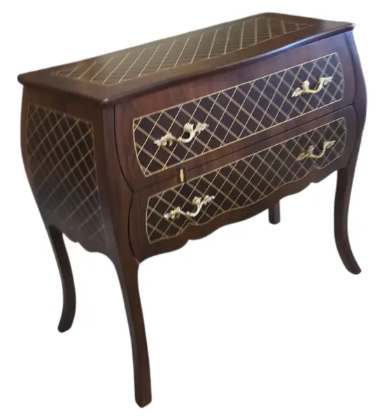 Foto de um(a) Comoda Bombê Xadrez Marchetaria e Bronze, da categoria de Cômodas e Sapateira. Esta magnífica cômoda estilo Bombê destaca-se pelo seu design curvilíneo imponente e pela riqueza de seus detalhes. O grande... Mostrado de uma perspectiva diferente. Vendido no marketplace Trésors.