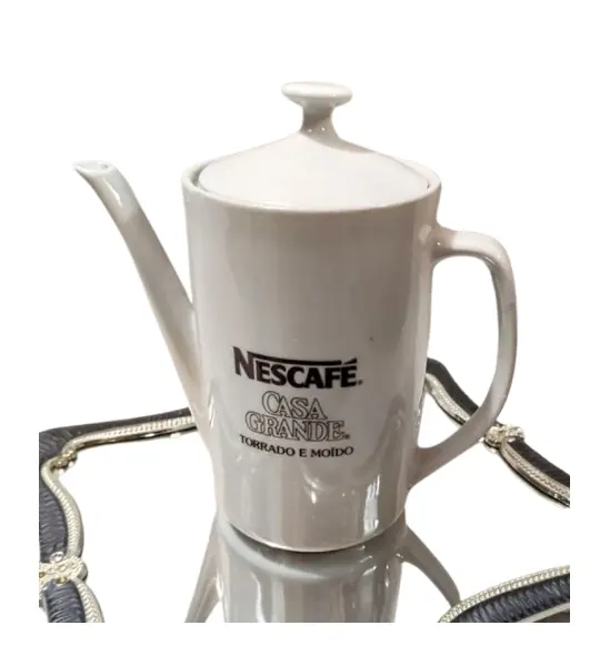Foto de um(a) Bule Nescafé Porcelana Pozzani 70'S, da categoria de Bules. Bule de café em porcelana branca com a marca da nescafé em marrom, década de 1970 marca do fabricante: pozzani, peça... Vendido no marketplace Trésors.