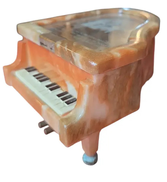 Foto de um(a) Caixa de Musica Piano, da categoria de Cestos e Caixas. maestria da música em miniatura. Esta caixa de música reproduz fielmente as linhas elegantes de um piano de cauda,... Mostrado de uma perspectiva diferente. Vendido no marketplace Trésors.