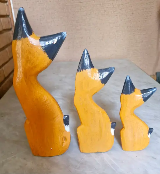 Foto de um(a) Trio família de gatos em madeira, da categoria de Modelos e estatuetas. Trio de esculturas de gatos, um item clássico de decoração artesanal. Elas são esculpidas em madeira (geralmente balsa ou... Mostrado de uma perspectiva diferente. Vendido no marketplace Trésors.