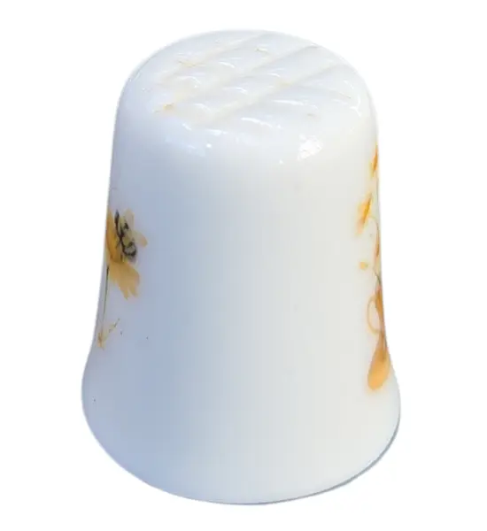 Foto de um(a) Dedal de Coleção em Porcelana – Tema Camomila e Abelha no Campo, da categoria de Outros colecionáveis. O design destaca-se pela composição harmoniosa: de um lado, um gracioso arranjo de camomilas (margaridas) brotando de uma... Mostrado de uma perspectiva diferente. Vendido no marketplace Trésors.