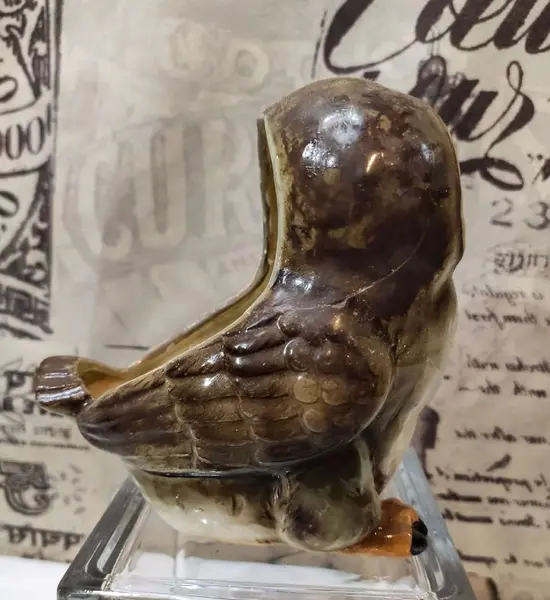 Foto de um(a) Cachepô Coruja Anos 50, da categoria de Cachepot. Coruja em porcelana policromada com olhos de vidro, década de 1950, com restauro antigo. Pode ser usada como porta treco ou... Mostrado de uma perspectiva diferente. Vendido no marketplace Trésors.