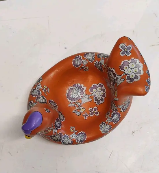 Foto de um(a) Galinha Porta Ovos em Terracota Nordestina, Motivo Floral, Década de 1980, da categoria de Outros objetos decorativos. Galinha porta ovos em terracota nordestina com decupage policromada motivo floral e vitrificada, década de 1980. A: 16 cm L:... Mostrado de uma perspectiva diferente. Vendido no marketplace Trésors.