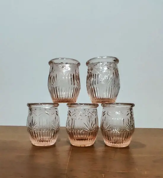 Foto de um(a) Copinhos de Licor em Vidro Rosa, Década de 1940, da categoria de Copos. Copinhos de licor de vidro em relevo, na cor rosa. 5 unidades, década de 1940 Altura: 5 cm Diâmetro: 4 cm Diâmetro da base:... Mostrado de uma perspectiva diferente. Vendido no marketplace Trésors.