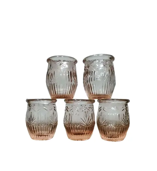 Foto de um(a) Copinhos de Licor em Vidro Rosa, Década de 1940, da categoria de Copos. Copinhos de licor de vidro em relevo, na cor rosa. 5 unidades, década de 1940 Altura: 5 cm Diâmetro: 4 cm Diâmetro da base:... Vendido no marketplace Trésors.