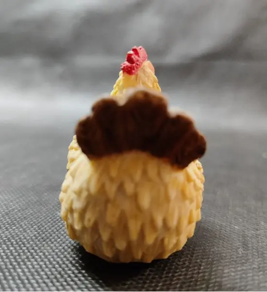 Foto de um(a) Mini Galinha em Resina Italiana, Anos 1990, da categoria de Modelos e estatuetas. Miniatura de galinha empurrando um carrinho com um ninho cheio de ovos. Em resina italiana, policromada dos anos 1990. A: 5... Mostrado de uma perspectiva diferente. Vendido no marketplace Trésors.