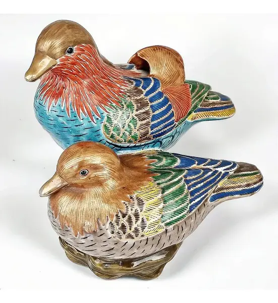 Foto de um(a) Casal de patos em porcelana esmaltada Kutani Mandarim policromado, da categoria de Escultura. Linda escultura em porecelana Kutani Mandarim ´´ casal de patos``. Kutami é um tipo de porcelana japonesa que se originou na... Mostrado de uma perspectiva diferente. Vendido no marketplace Trésors.