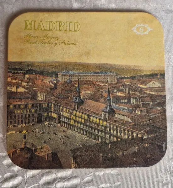 Foto de um(a) Conjunto de porta-copos fabricados na Espanha, da categoria de Porta-copos. Lindo conjunto com 6 porta-copos de madeira confeccionados em Barcelona, com fotos de pontos turísticos de Madri. Embalagem... Mostrado de uma perspectiva diferente. Vendido no marketplace Trésors.