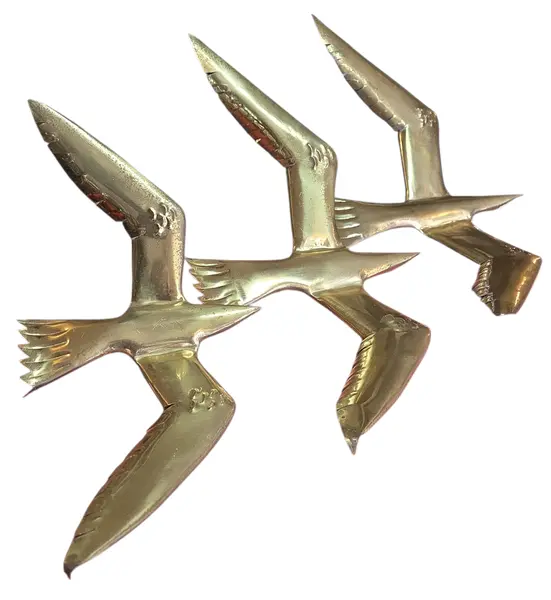 Foto de um(a) Trio de Arandelas Art Déco Gaivotas em Voo, da categoria de Arandelas. Maior 42 X 79 X 22 Altura Média 63 X 34 X 21 Altura Menor 49 X 25 X 16 Altura Resgate a elegância com este trio de... Vendido no marketplace Trésors.