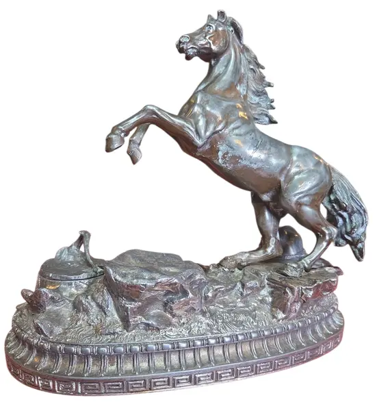 Foto de um(a) Tinteiro de Mesa Monumental: Escultura de Cavalo em Prata 90, da categoria de Escultura. Uma peça rara que une funcionalidade e arte escultural. Este tinteiro de mesa é encimado por uma figura de cavalo... Vendido no marketplace Trésors.