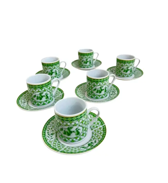 Foto de um(a) ​Jogo com 6 xícaras e pires de café em porcelana estampada, da categoria de Conjuntos de café e chá. Jogo com 6 xícaras e pires de café em porcelana estampada. A estampa mostra o processo das flores até virarem pêras. Mínimas... Vendido no marketplace Trésors.