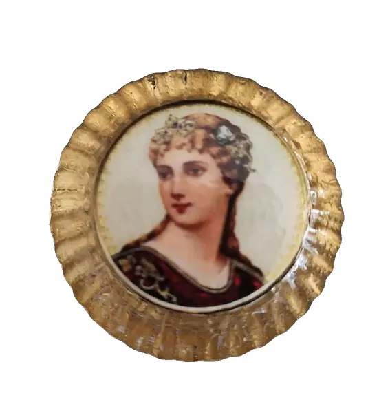 Foto de um(a) Peso de Papel Victorian, da categoria de Pesos de papel. Peso de papel em vidro com decoupage vitoriana e fundo com folha de ouro. Peça única pelo designer Marcelus RibasDiâmetro:... Vendido no marketplace Trésors.