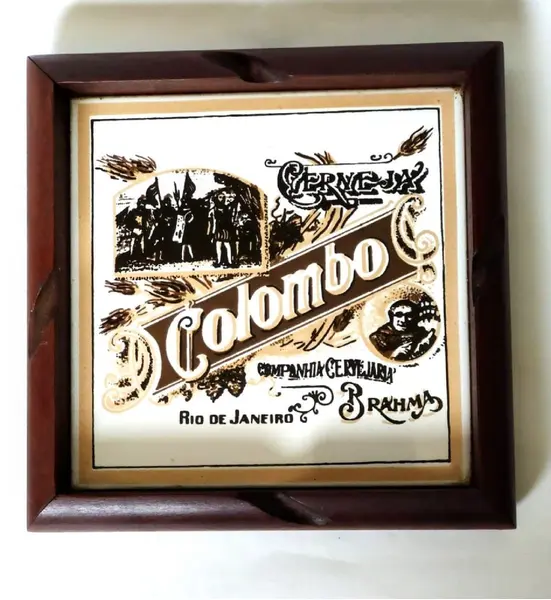 Foto de um(a) Quadro Azulejo Colombo 80'S, da categoria de Pratos Decorativos. Quadro de azulejo ou cinzeiro com moldura em madeira, da companhia de cerveja colombo, rio de janeiro, década de 1980 a... Mostrado de uma perspectiva diferente. Vendido no marketplace Trésors.