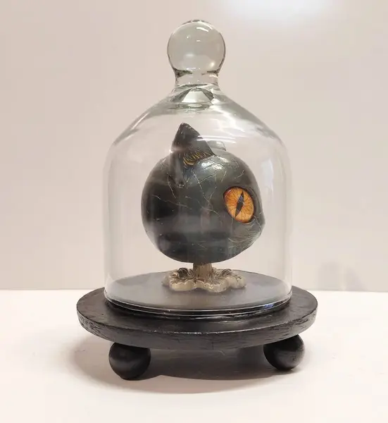 Foto de um(a) Escultura Cabeça Gato Egípcio, Peça Única, Década de 2000, da categoria de Escultura. Cabeça de gato egípcio com base dourada em relevo dentro de uma redoma com base em madeira ebanizada, década de 2000 peça... Mostrado de uma perspectiva diferente. Vendido no marketplace Trésors.