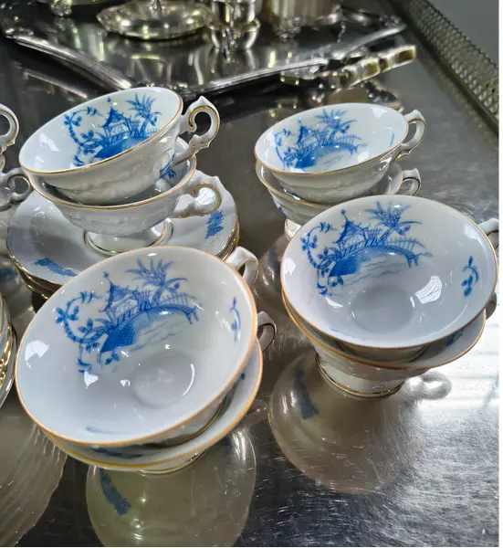 Foto de um(a) Jogo de Xícaras Antigo Porcelana Polonesa KPM - Padrão China Blau, da categoria de Conjuntos de café e chá. Raro e sofisticado conjunto antigo de xícaras de café/chá em legítima porcelana polonesa KPM. O modelo exibe o icônico... Mostrado de uma perspectiva diferente. Vendido no marketplace Trésors.