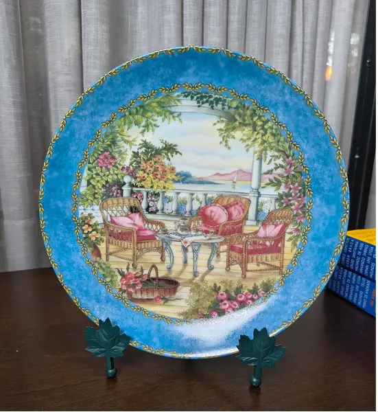 Foto de um(a) Prato Decorativo Porcelana Alemã Gloria Bavaria - Coleção Provence "Tea Time", da categoria de Pratos Decorativos. Exclusivo prato decorativo em legítima porcelana de alta qualidade (Fine Porcelain), produzido pela tradicional manufatura... Mostrado de uma perspectiva diferente. Vendido no marketplace Trésors.