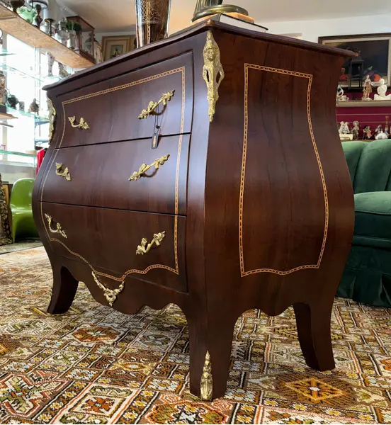 Foto de um(a) Cômoda Bombê de alto padrão em Imbuia, da categoria de Cômodas e Sapateira. Ápice do luxo e da sofisticação para ambientes exclusivos Esta Cômoda Bombê é uma peça magnífica que representa o auge do... Mostrado de uma perspectiva diferente. Vendido no marketplace Trésors.