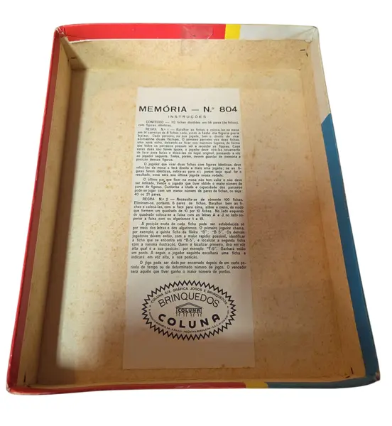 Foto de um(a) Jogo de Memória - Série Luxo nº 804, da categoria de Jogos de tabuleiro. Este não é um jogo de memória comum de papel fino. A Série Luxo destaca-se pelas suas peças em papel cartão duplex de alta... Mostrado de uma perspectiva diferente. Vendido no marketplace Trésors.