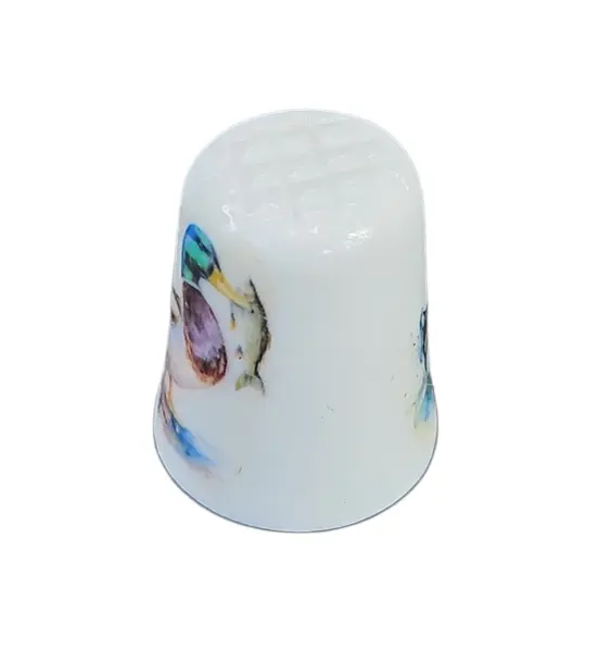 Foto de um(a) Dedal de Coleção em Porcelana – Marreco, da categoria de Outros colecionáveis. Este elegante dedal é uma peça indispensável para colecionadores de porcelana e entusiastas de temática ornitológica.... Mostrado de uma perspectiva diferente. Vendido no marketplace Trésors.