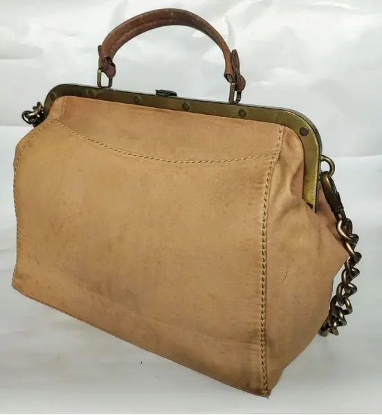 Foto de um(a) Bolsa Valise Anos 80, da categoria de Bolsas. Bolsa em couro pespontado na cor bege e alça em metal dourado, tipo valise, década de 1989. A: 32cm L: 34cm P: 13cm Peso:... Mostrado de uma perspectiva diferente. Vendido no marketplace Trésors.
