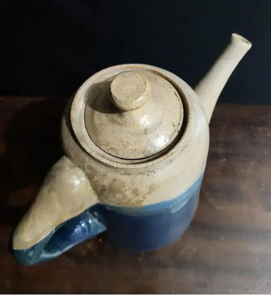 Foto de um(a) Bule Cerâmica Esmaltada anos 80, da categoria de Bules. Bule em cerâmica de alta temperatura nas cores bege e azul cobalto com assinatura no fundo da peça, década de 1980 Mede: 20... Mostrado de uma perspectiva diferente. Vendido no marketplace Trésors.
