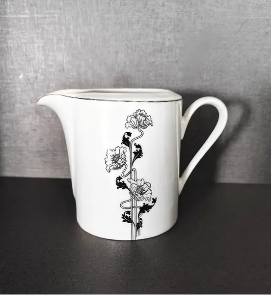 Foto de um(a) Cremeira Floral, Porcelana Real, Década de 1980, da categoria de Cremeiras. Cremeira em porcelana branca com motivo floral na cor preta e filete em prata, marca porcelana real, década de 1980. A: 9... Mostrado de uma perspectiva diferente. Vendido no marketplace Trésors.