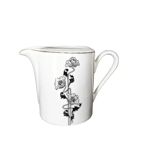 Foto de um(a) Cremeira Floral, Porcelana Real, Década de 1980, da categoria de Cremeiras. Cremeira em porcelana branca com motivo floral na cor preta e filete em prata, marca porcelana real, década de 1980. A: 9... Vendido no marketplace Trésors.