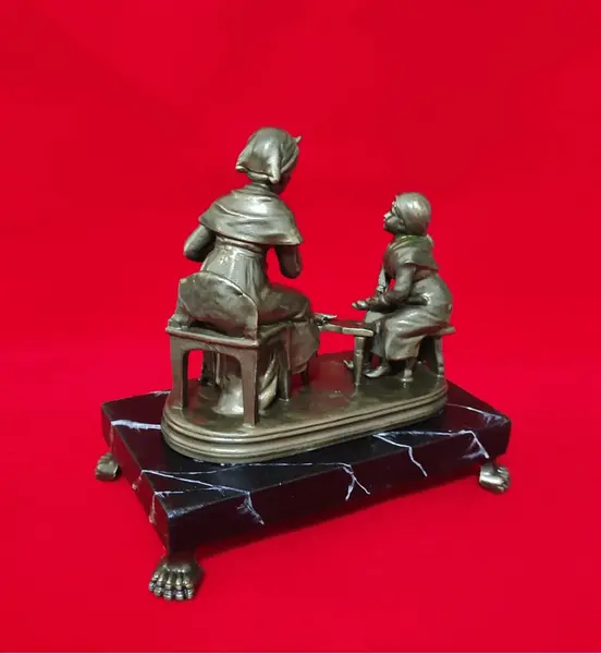 Foto de um(a) Escultura em Biscuit Bronze Oxidado, Década de 2000, da categoria de Escultura. Escultura em biscuit com pátina bronze oxidada e azinhavrada, base em madeira marmorizada com pés de latão com a mesma... Mostrado de uma perspectiva diferente. Vendido no marketplace Trésors.