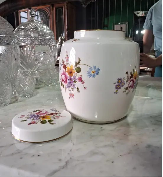 Foto de um(a) Potiche porcelana inglesa Royal Crown Derby, da categoria de Garrafas, potes e jarros. Potiche em porcelana inglesa da renomada Royal Crown Derby, com o clássico padrão floral Derby Posies, introduzido em meados... Mostrado de uma perspectiva diferente. Vendido no marketplace Trésors.