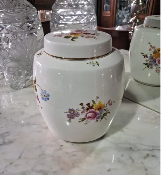 Foto de um(a) Potiche porcelana inglesa Royal Crown Derby, da categoria de Garrafas, potes e jarros. Potiche em porcelana inglesa da renomada Royal Crown Derby, com o clássico padrão floral Derby Posies, introduzido em meados... Mostrado de uma perspectiva diferente. Vendido no marketplace Trésors.