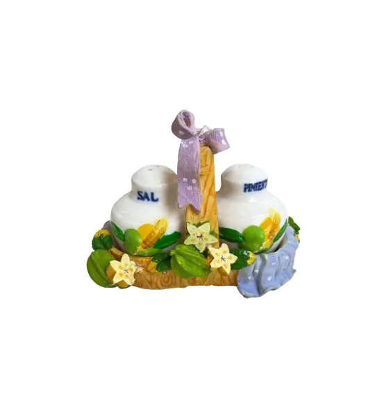 Foto de um(a) Saleiro e pimenteiro em porcelana pintada a mão, da categoria de Saleiros e pimenteiros. Jogo de saleiro e pimenteiro em porcelana pintada a mão, com suporte em resina também pintado a mão. Leves marcas do tempo e... Vendido no marketplace Trésors.