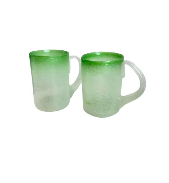 Foto de um(a) Par de canecas em grosso vidro soprado, da categoria de Canecas. 2 canecas que podem ser usadas tanto para chopp quanto para bebidas quentes em grosso vidro soprado e moldado... Vendido no marketplace Trésors.