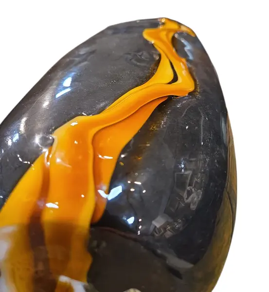 Foto de um(a) Vaso Murano Preto Rajado, da categoria de Vasos. Cada curva deste vaso conta uma história de fogo e sopro. Mostrado de uma perspectiva diferente. Vendido no marketplace Trésors.