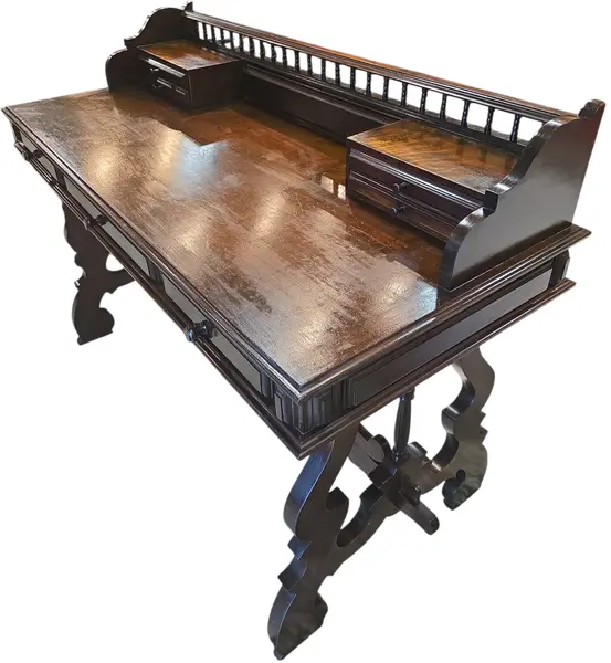 Foto de um(a) Escrivaninha Imperial Anos 60 em Madeira Nobre, da categoria de Escrivaninhas e Mesas de escritório. Uma peça de autoridade para o seu escritório ou home office. Esta escrivaninha é um exemplar magnífico do design Imperial... Mostrado de uma perspectiva diferente. Vendido no marketplace Trésors.