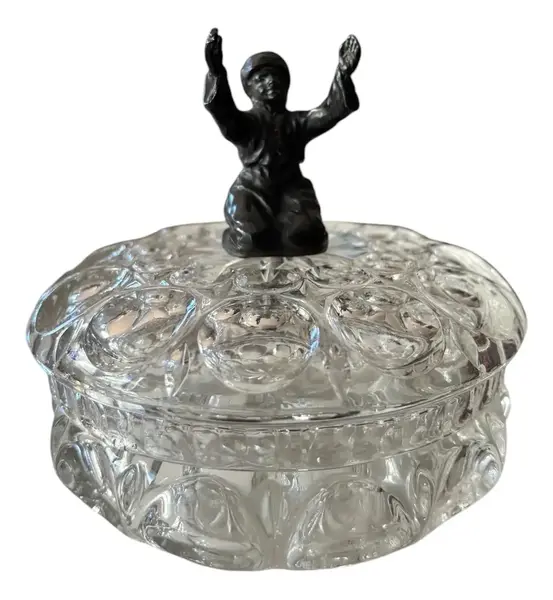 Foto de um(a) Antiga Caixa Decorativa Porta Joias Cristal E Pétit Bronze, da categoria de Porta-Jóias. Antiga caixa decorativa ou porta joias em cristal francês, pegador com figura em pétit bronze francês. Peça super diferente... Vendido no marketplace Trésors.