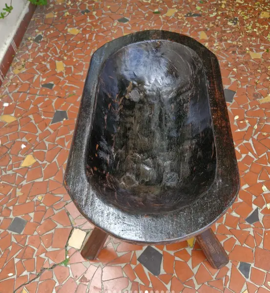 Foto de um(a) Gamela rústica suspensa com pés, da categoria de Outros móveis. Esta peça é uma gamela rústica suspensa com pés, um artefato tradicional da cultura rural brasileira, frequentemente... Mostrado de uma perspectiva diferente. Vendido no marketplace Trésors.